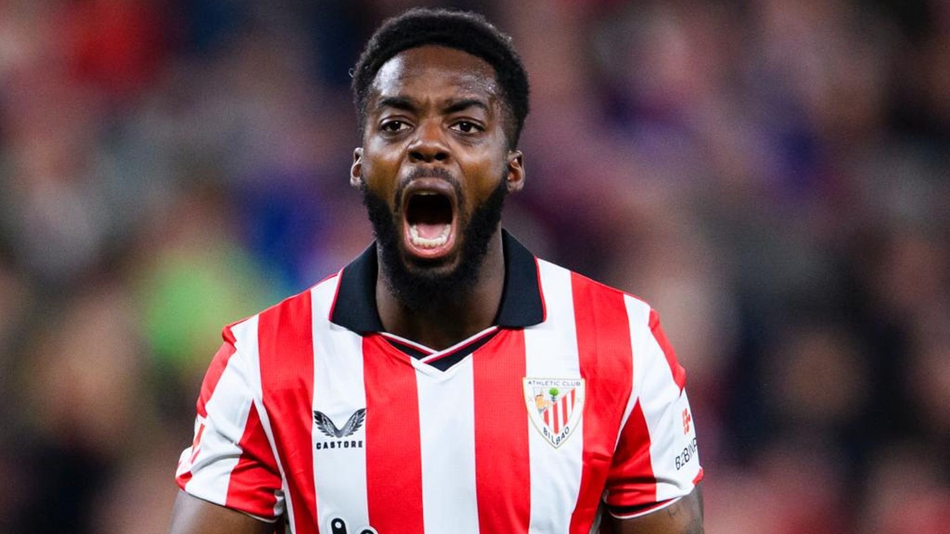 Iñaki Williams protesta en el derbi ante la Real Sociedad de San Mamés