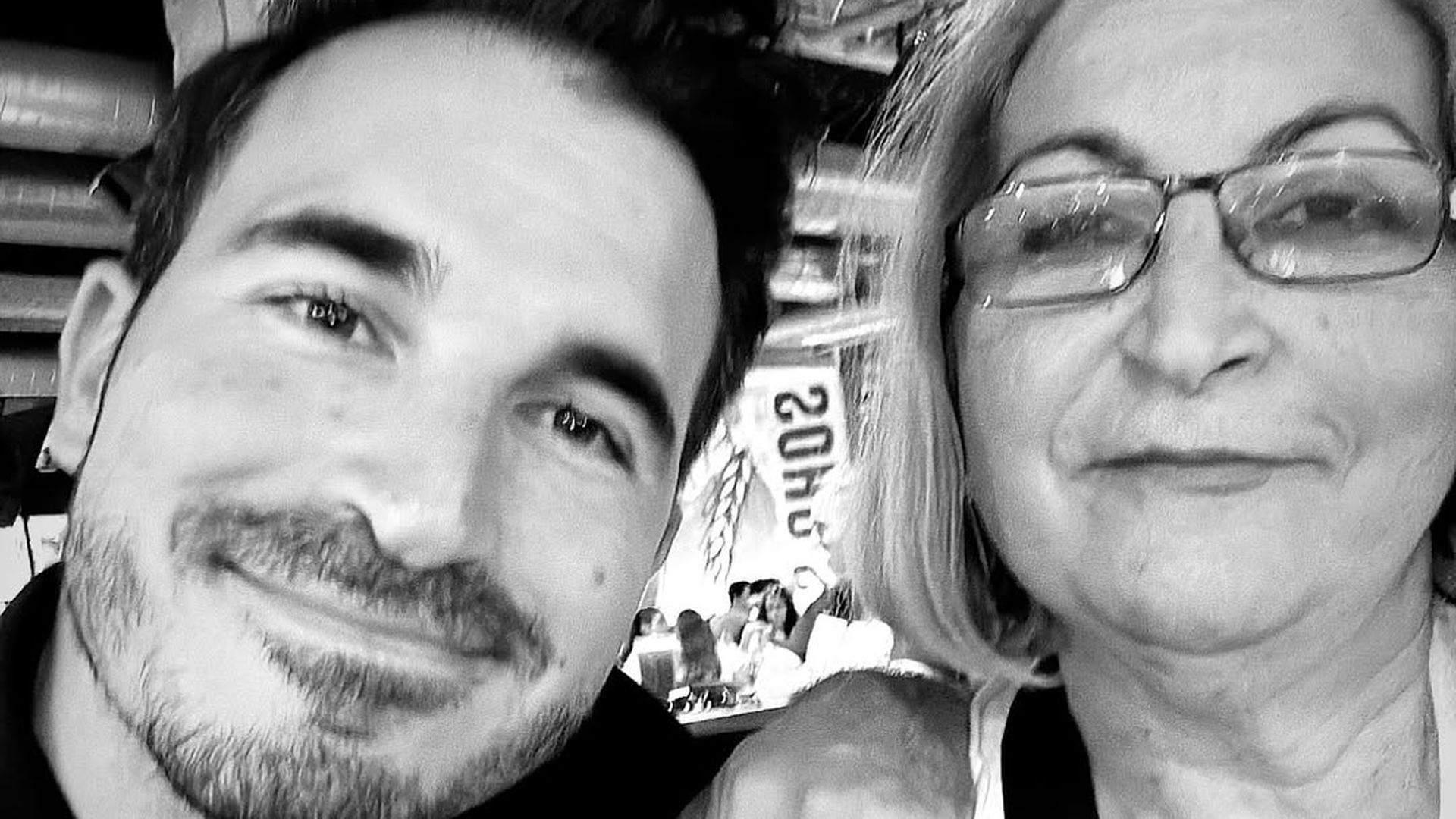 Javier Castillo con su madre