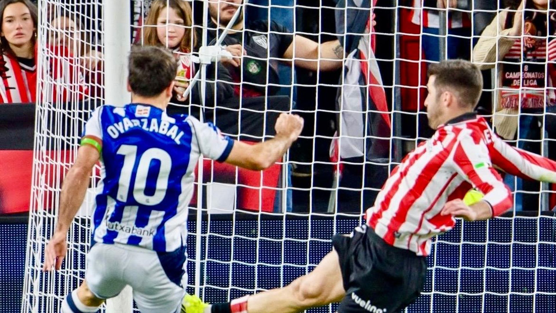 Jessús areso salva una ocasión de Oyarzabal en el derbi de San Mamés