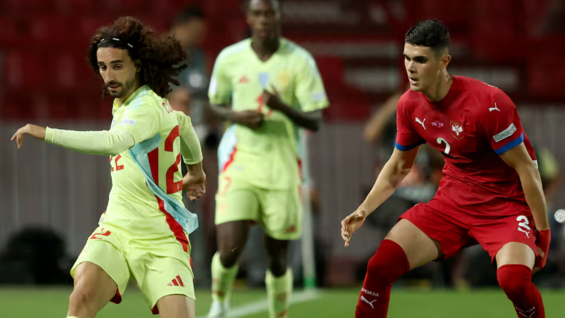 Kostas Nedeljkovic defiende a Cucurella