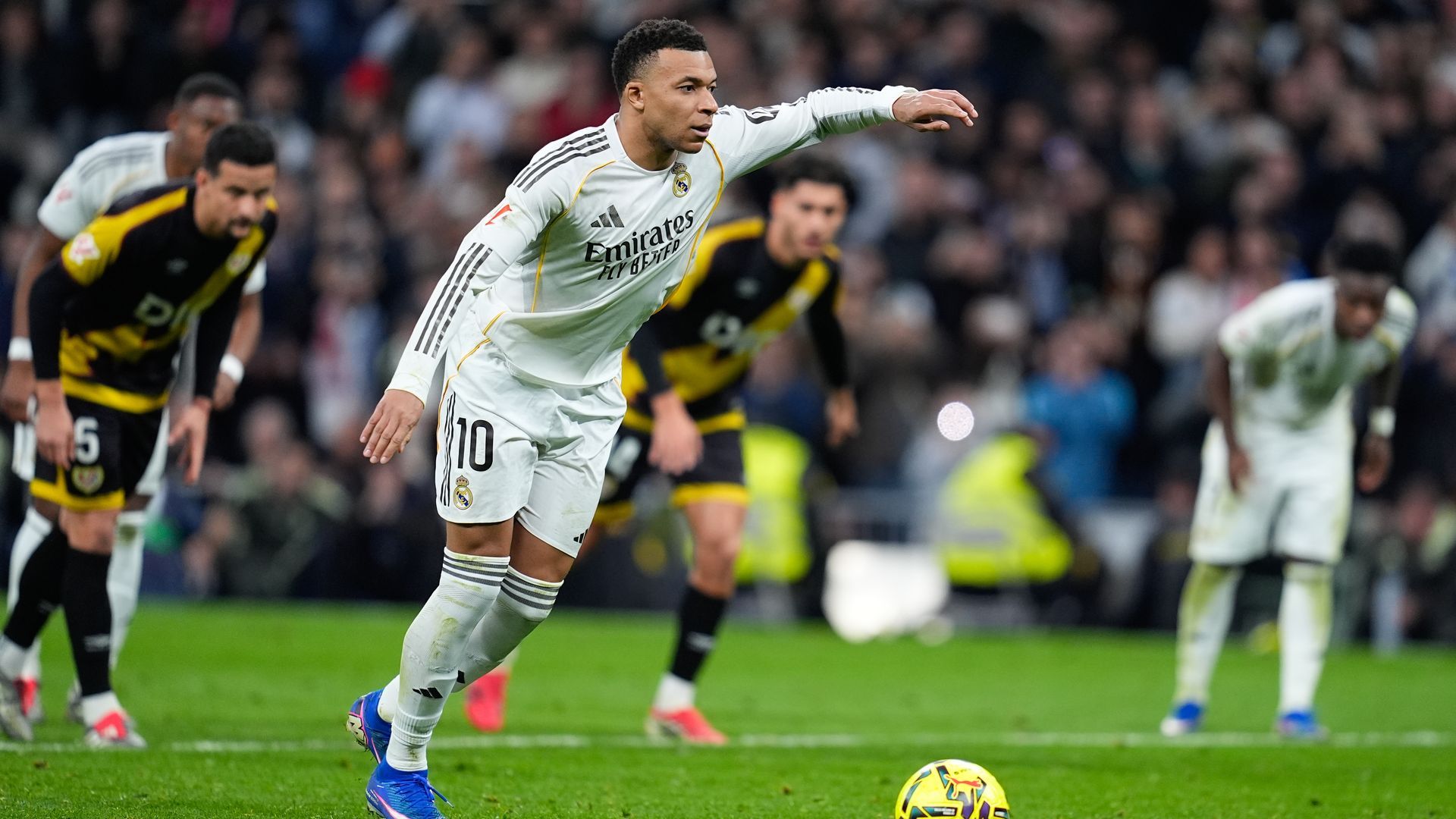 Kylian Mbappé lanzando su penalti ante el Rayo Vallecano