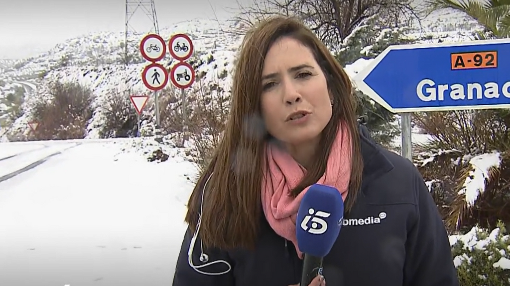 La A-92, cortada entre Albolote y Lopera por la nieve a la altura del Puerto de la Mora, en Granada