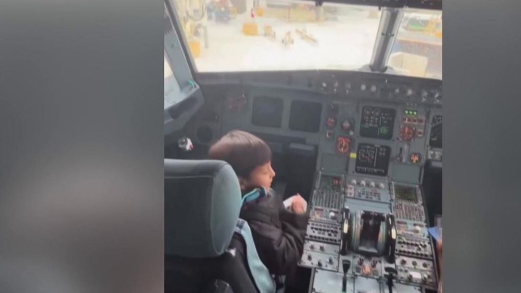 Liam Conejo, de 5 años, el símbolo contra el ICE, vuelve a casa a los 'mandos' de un avión