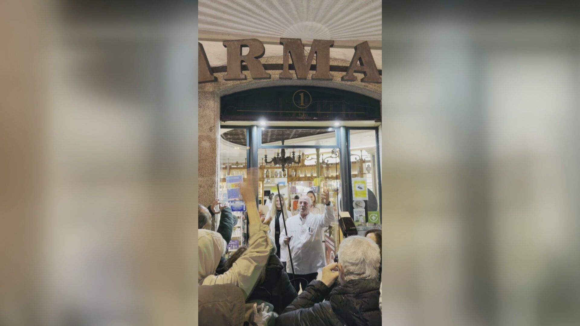 La multitudinaria despedida de 'Cholo', el empleado más veterano de una farmacia de A Coruña