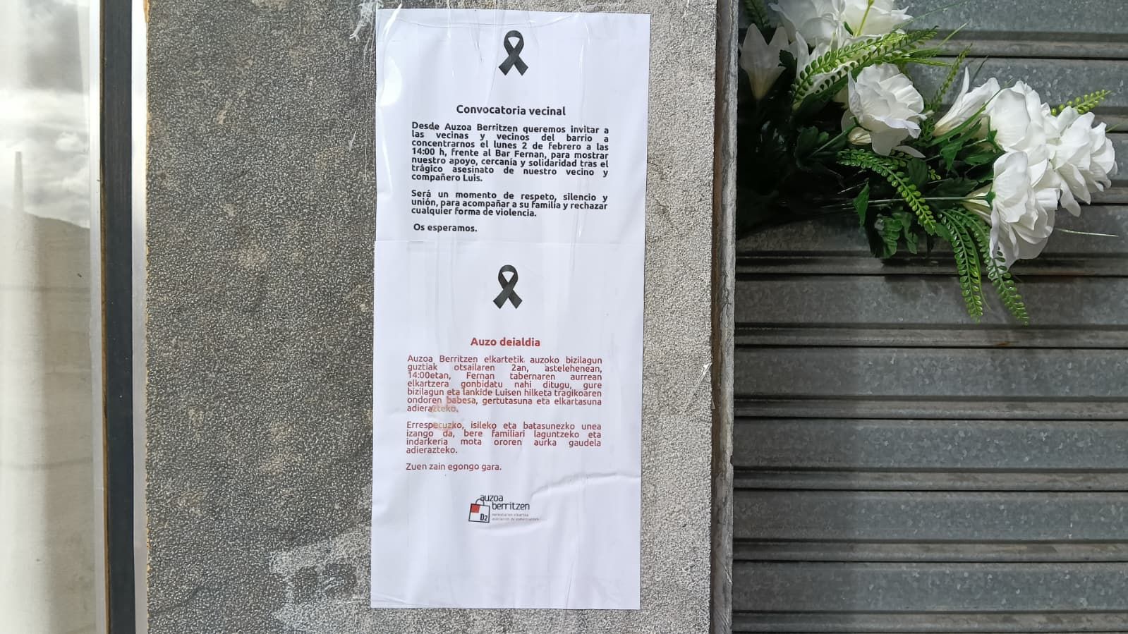 La nota que han pegado en la fachada del bar Fernan para convocar una concentración en recuerdo de Luis