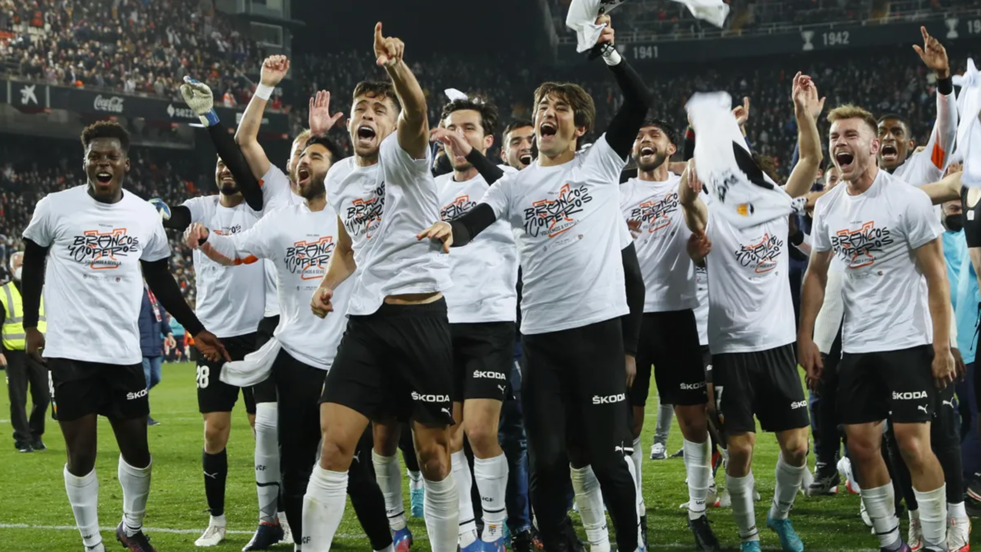 La plantilla del Valencia CF celebra el pase a la final de Copa de 2022