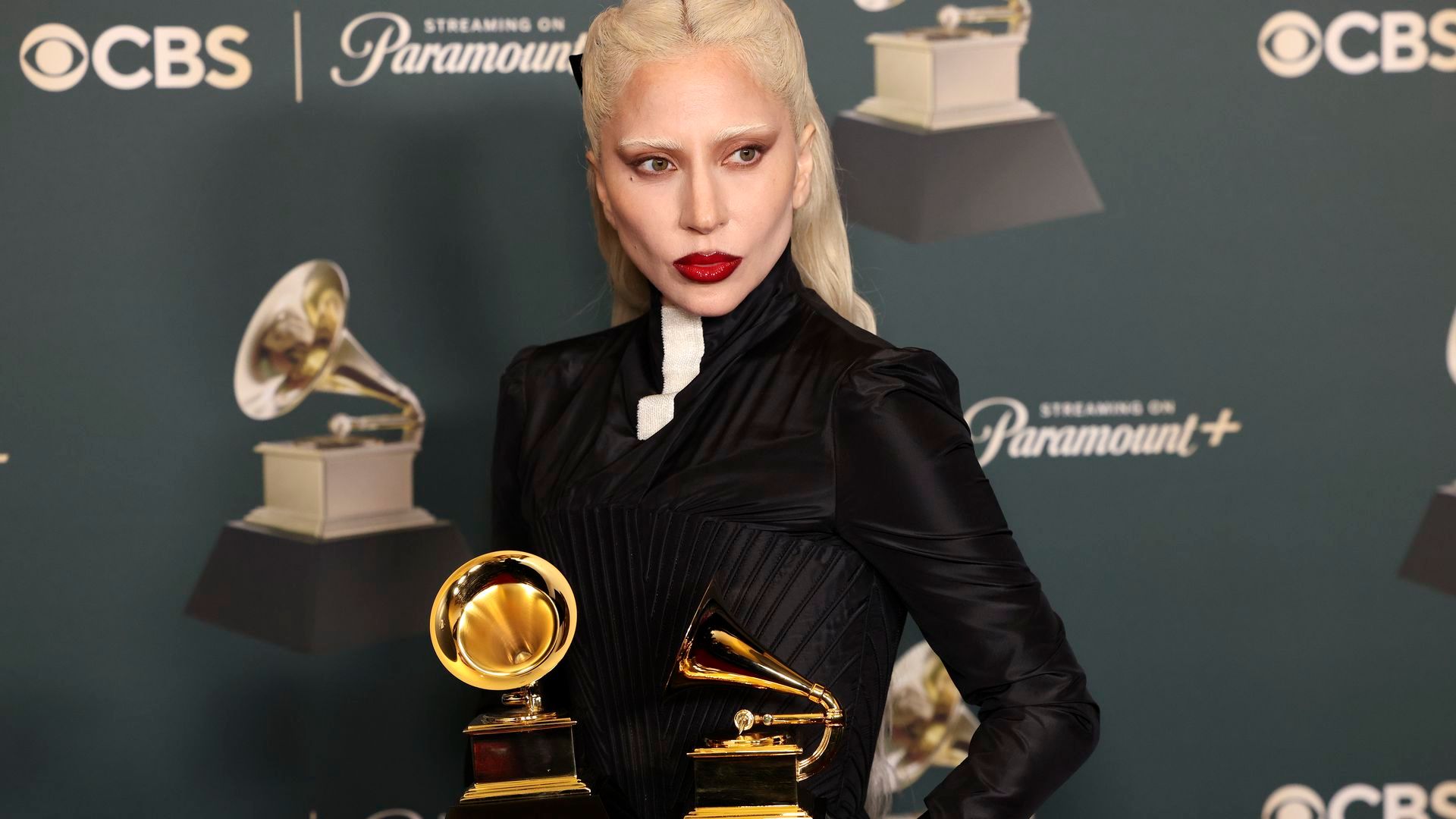 Lady Gaga posando con sus grammy en la gala de los Grammy 2026