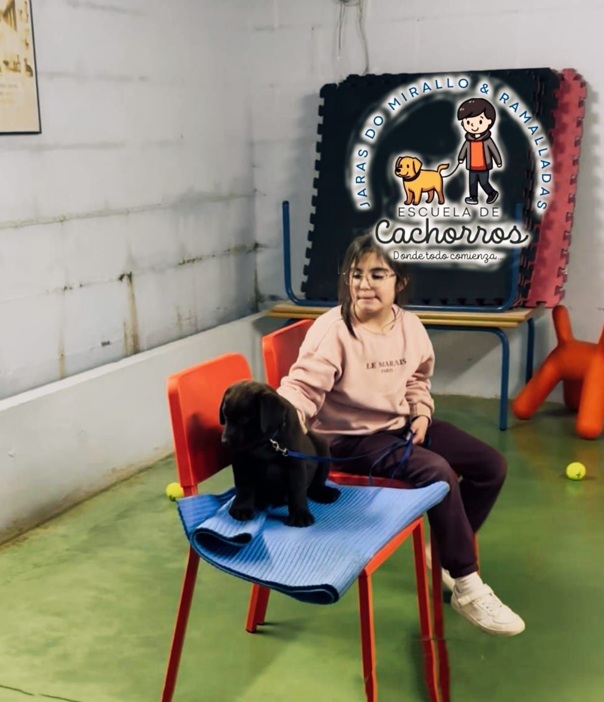 Leire acude a terapia con perros en la escuela de cachorros de Ramalladas en Vigo