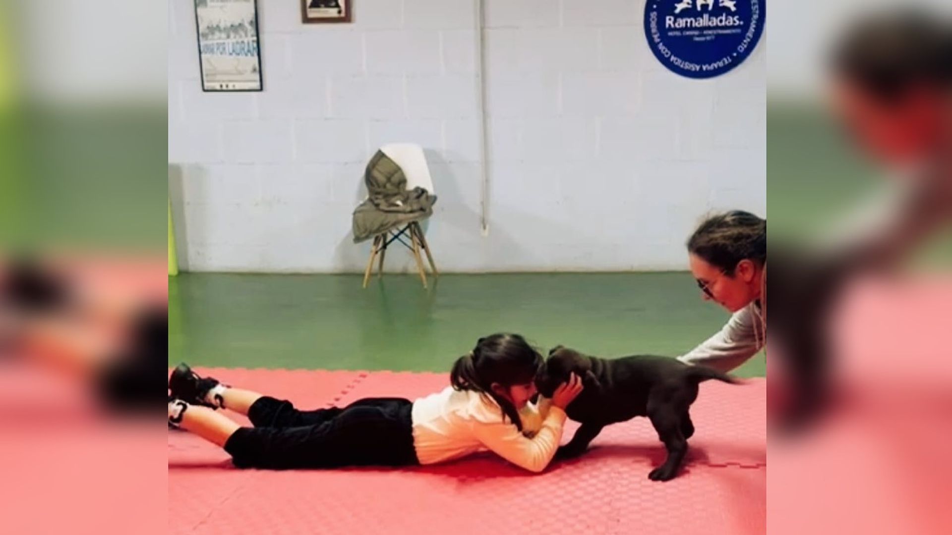 Leire en una sesión de terapia con perros en el centro Ramalladas de Vigo