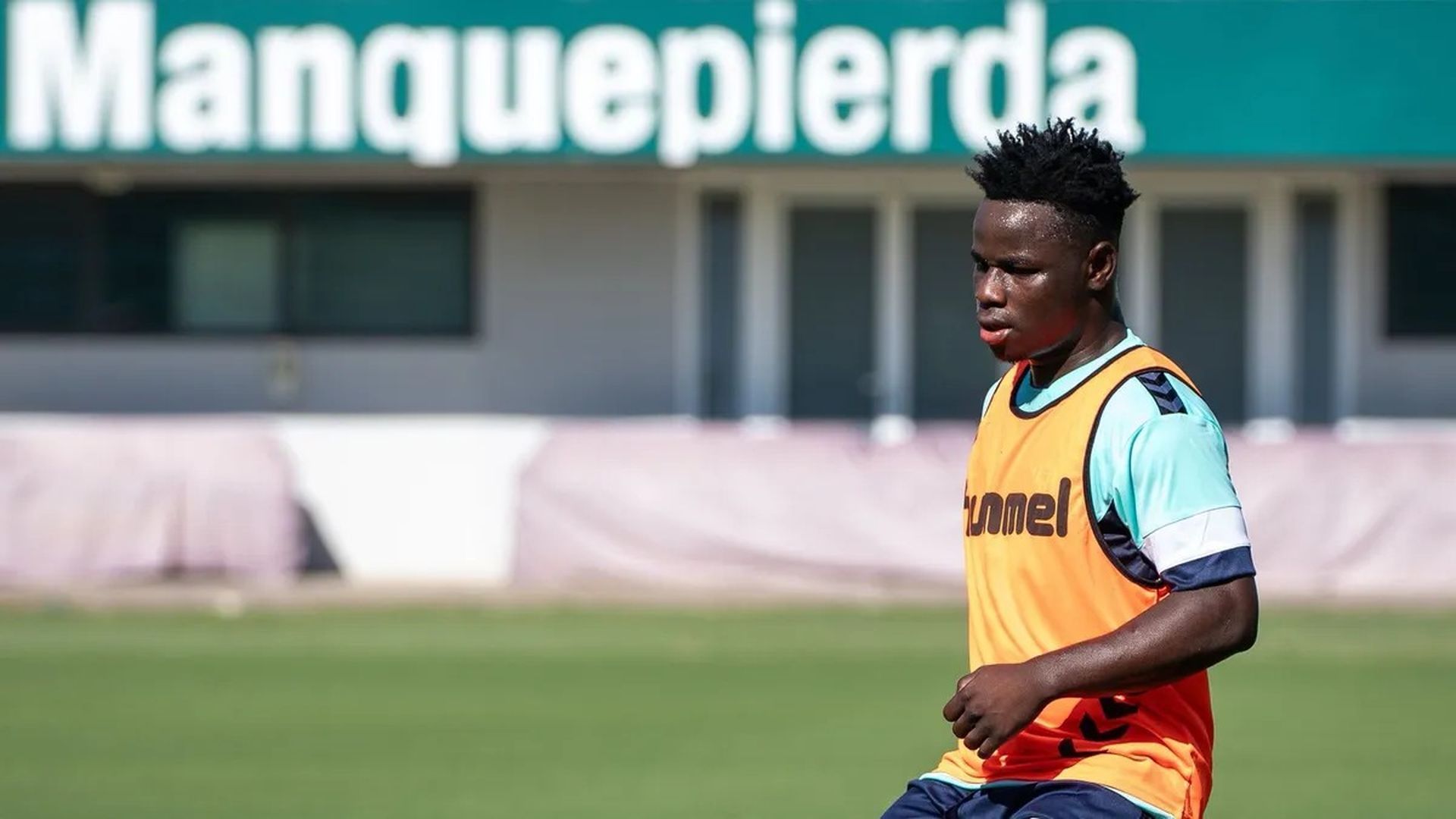 Mawuli Mensah, entrenando con el primer equipo Mawuli Mensah, entrenando con el primer equipo