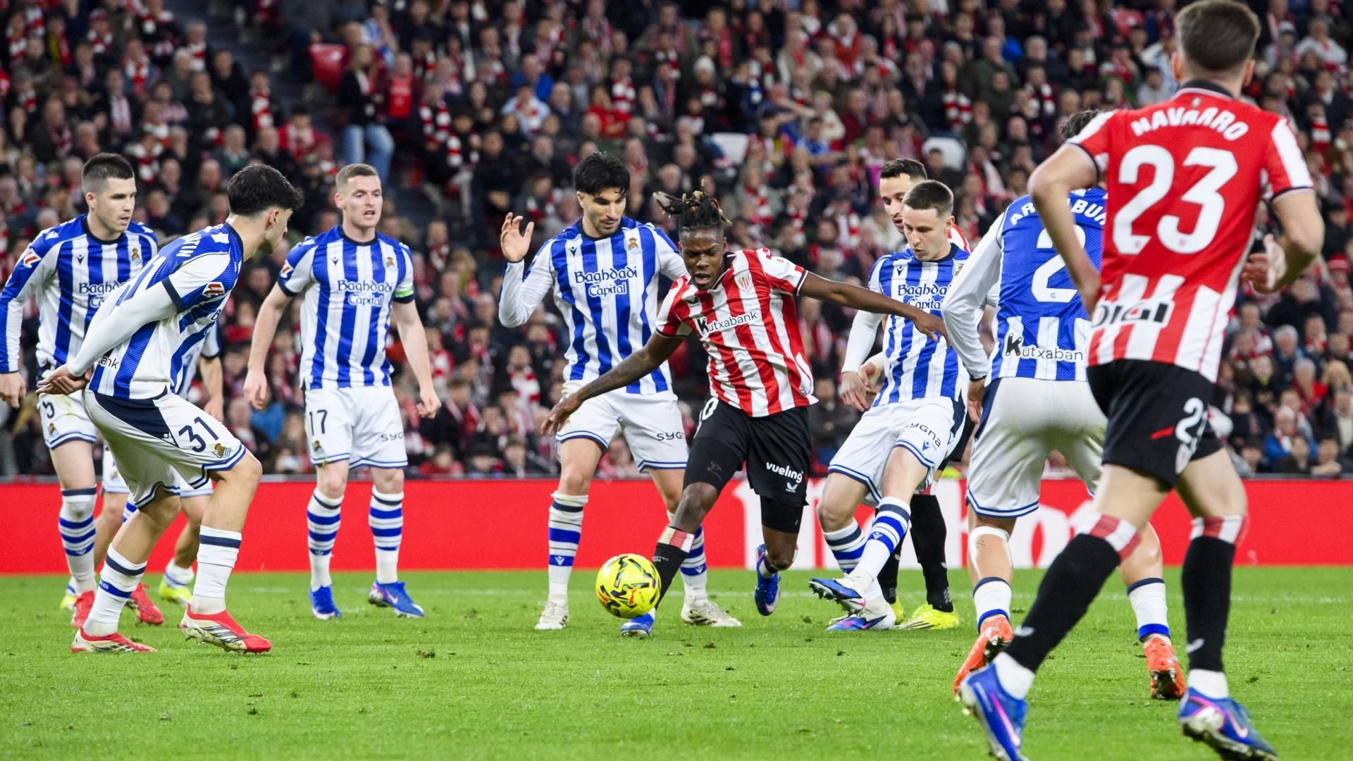Nico Williams rodeado de rivales en el derbi de San Mamés