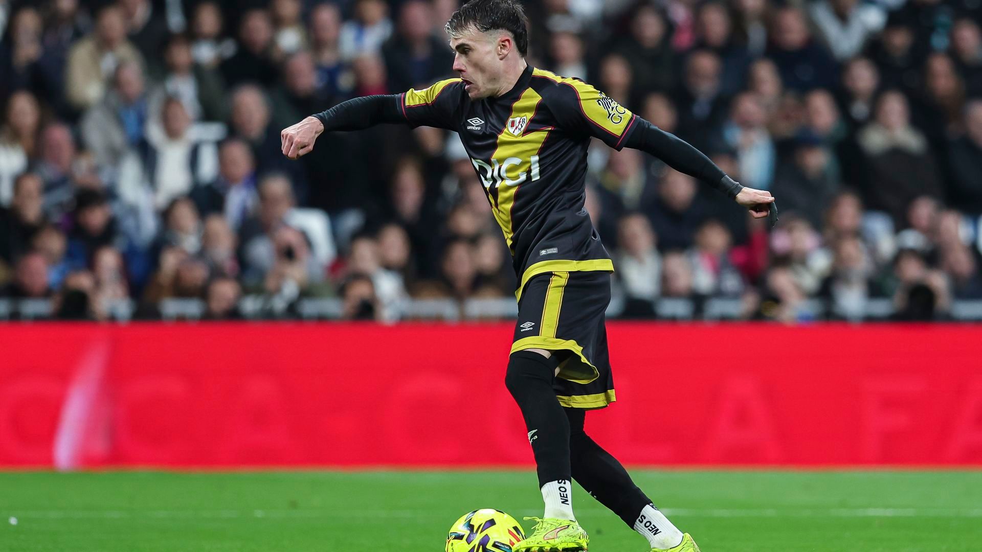 Pep Chavarría jugando con el Rayo Vallecano frente al Real Madrid