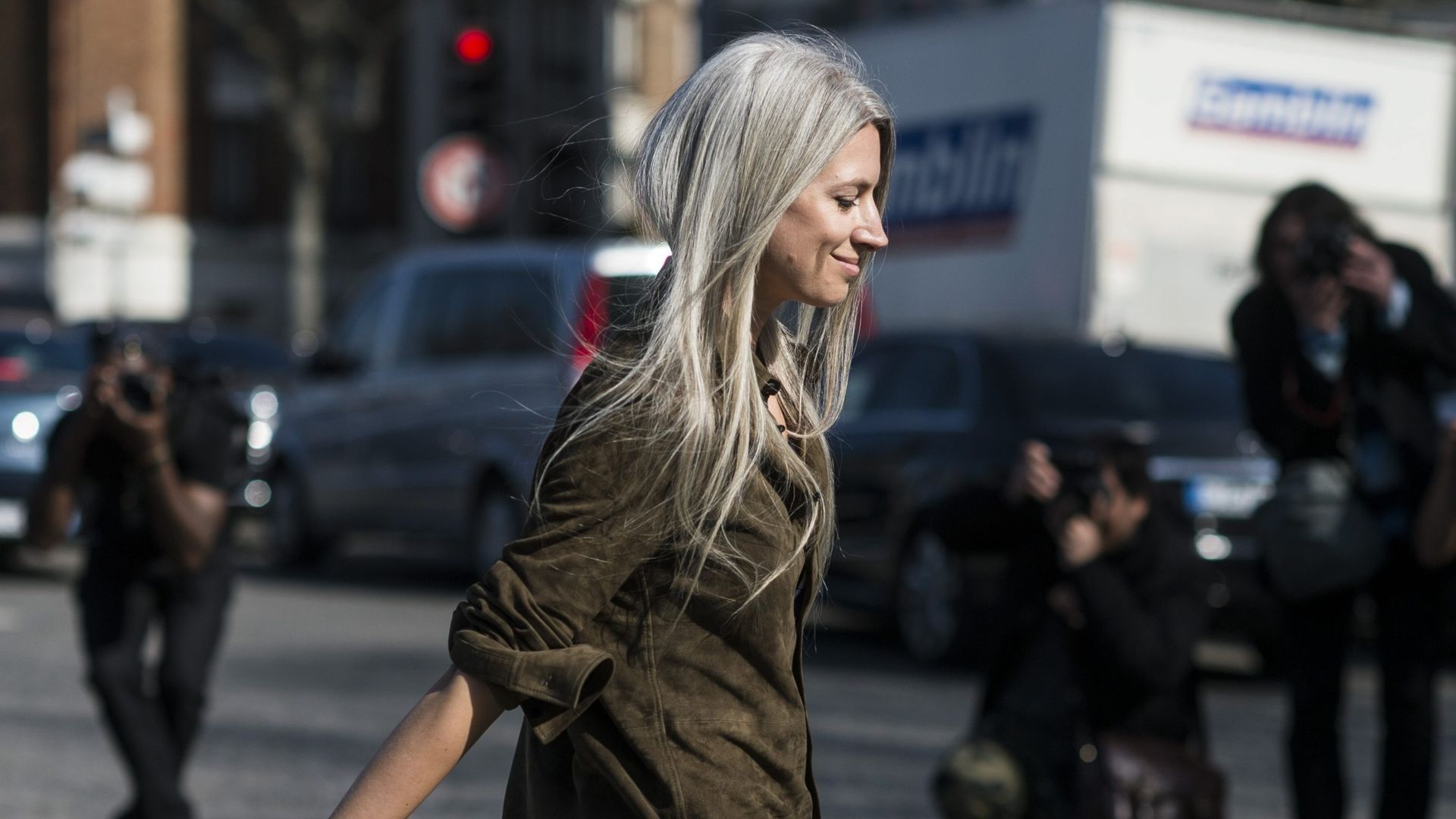 Sarah Harris es famosa por su melena plateada