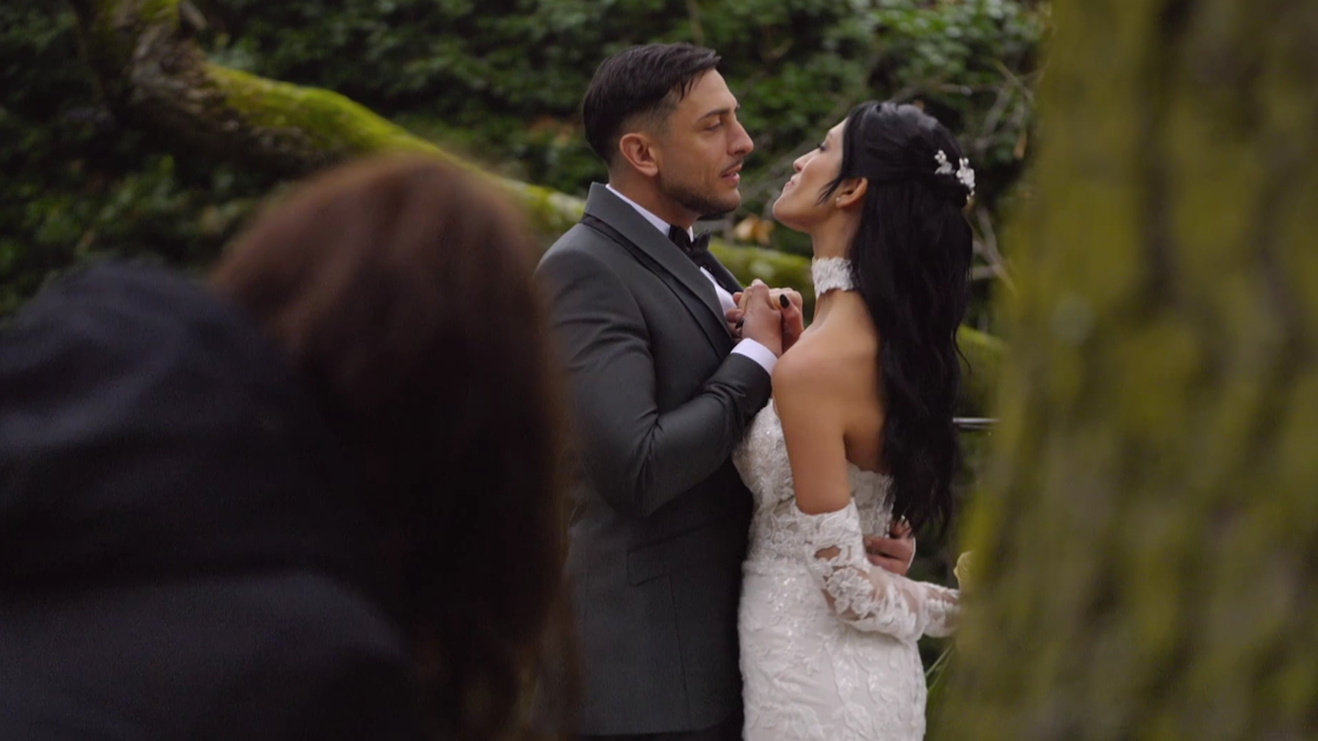 Los familiares de Lorenzo y Laura se conocen mientras ellos se hacen las fotos de la boda, muy cómplices