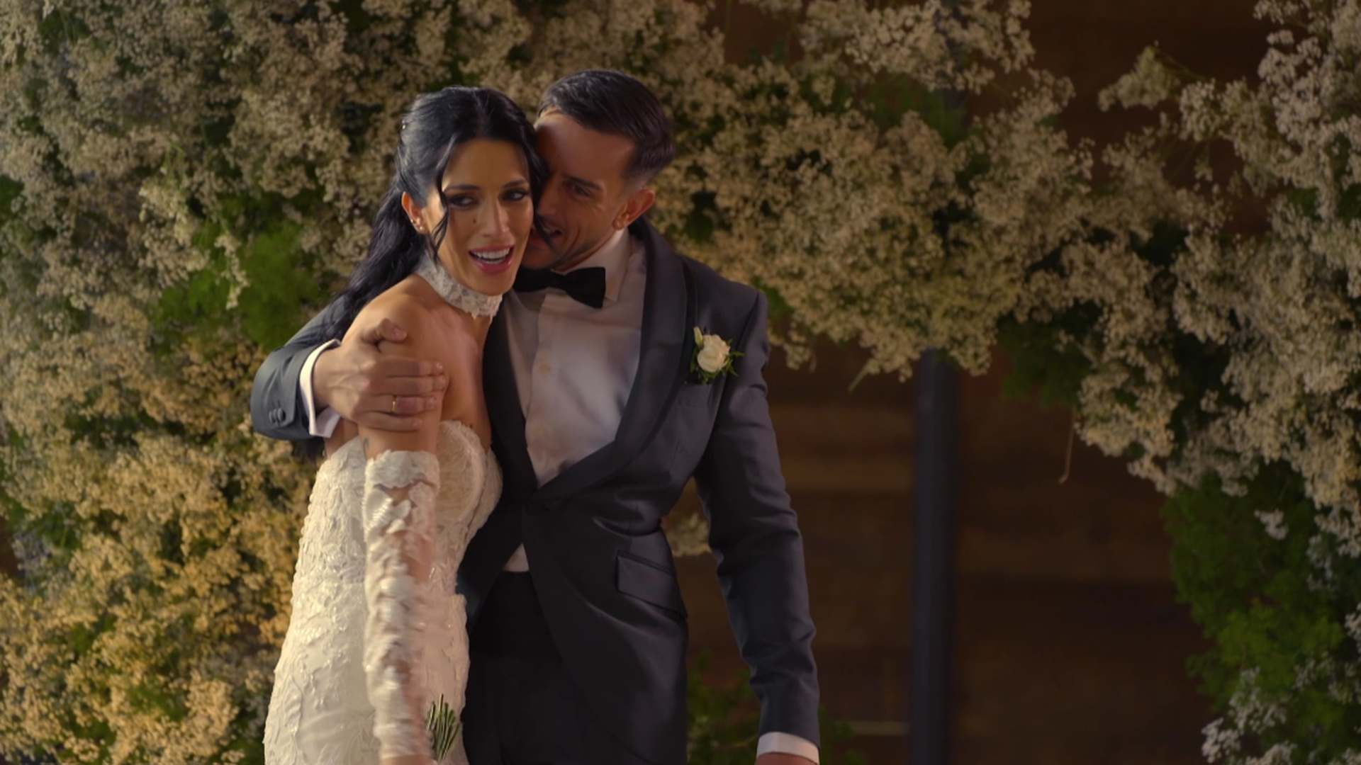 El sí quiero de Laura y Lorenzo: de unos emocionantes votos a su primer beso