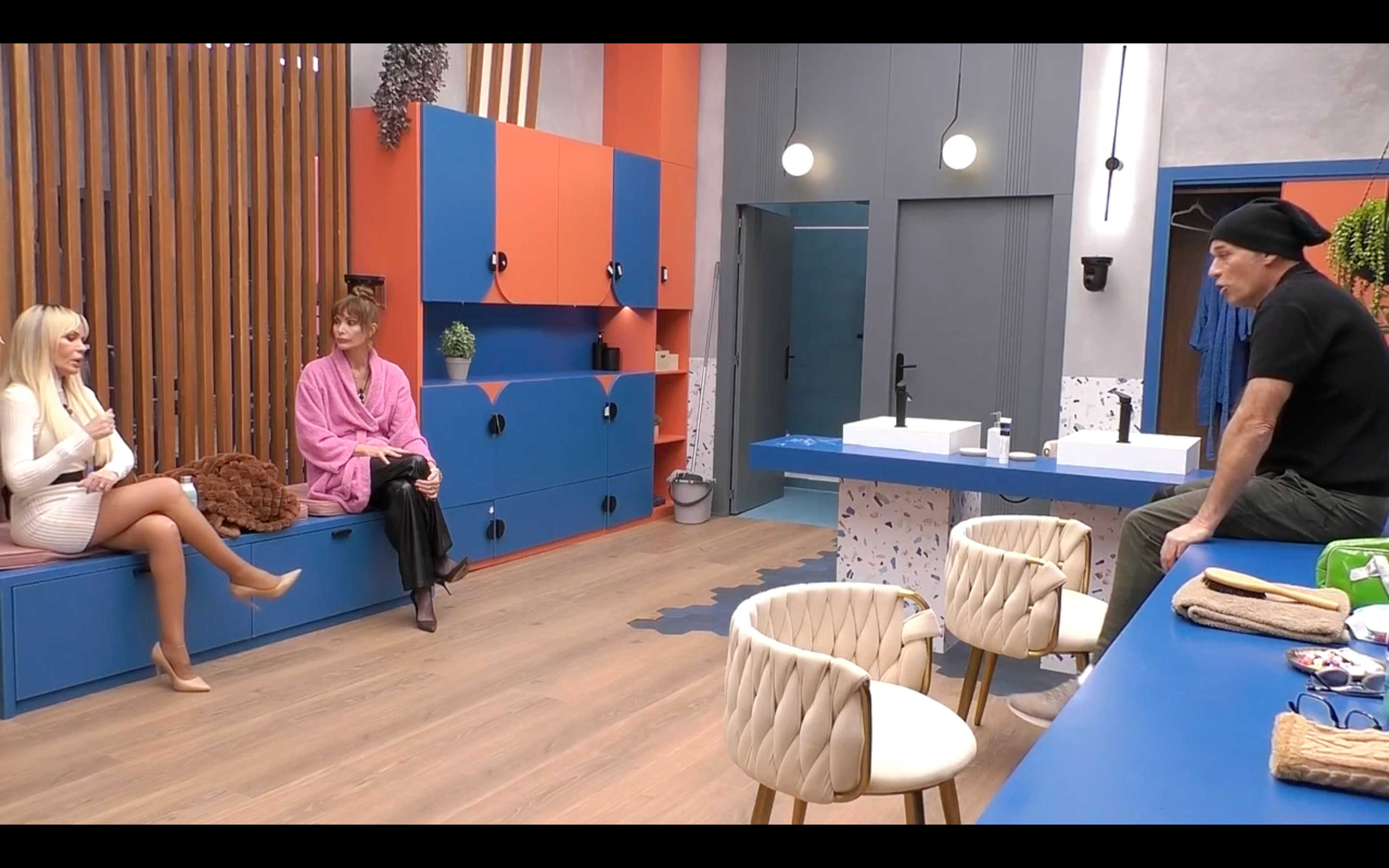 Sonia, Cristina y Carlos comentan en el baño el castigo del Súper