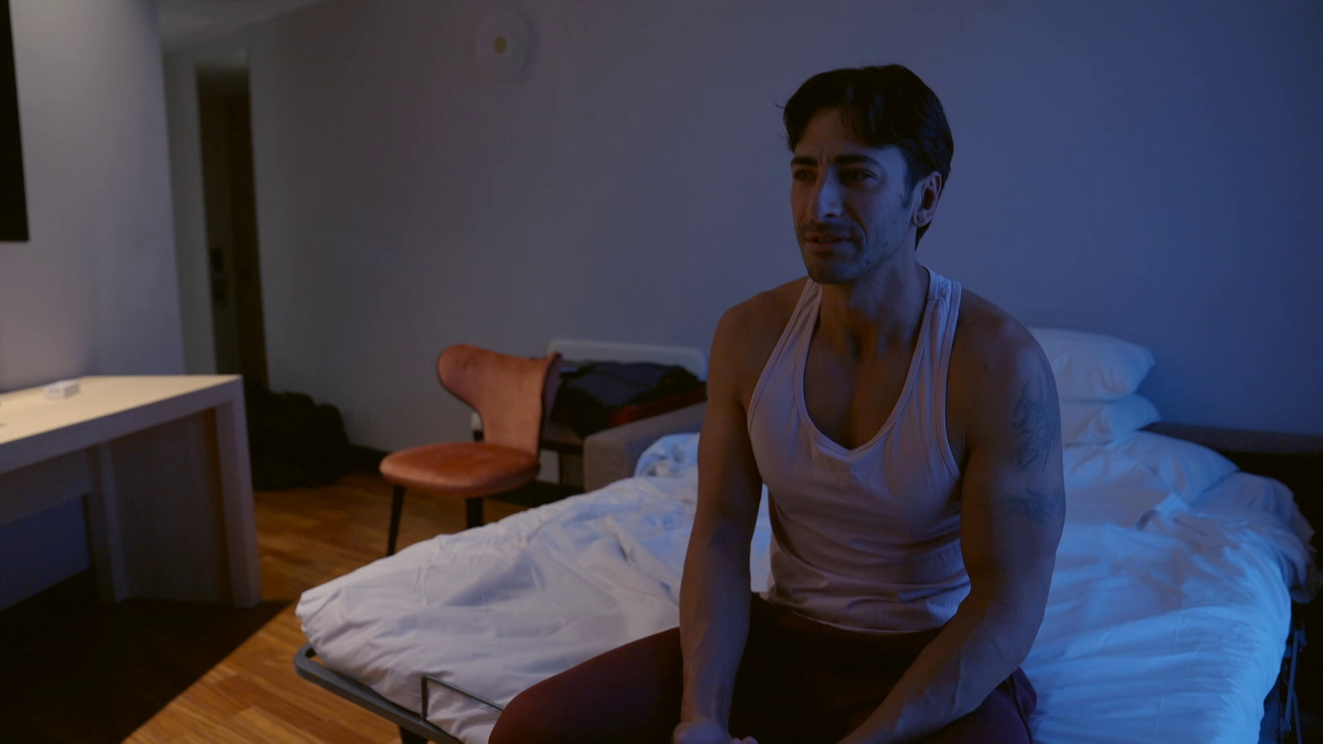 Stefan duerme en el sofá en su primera noche de boda con Estefanía