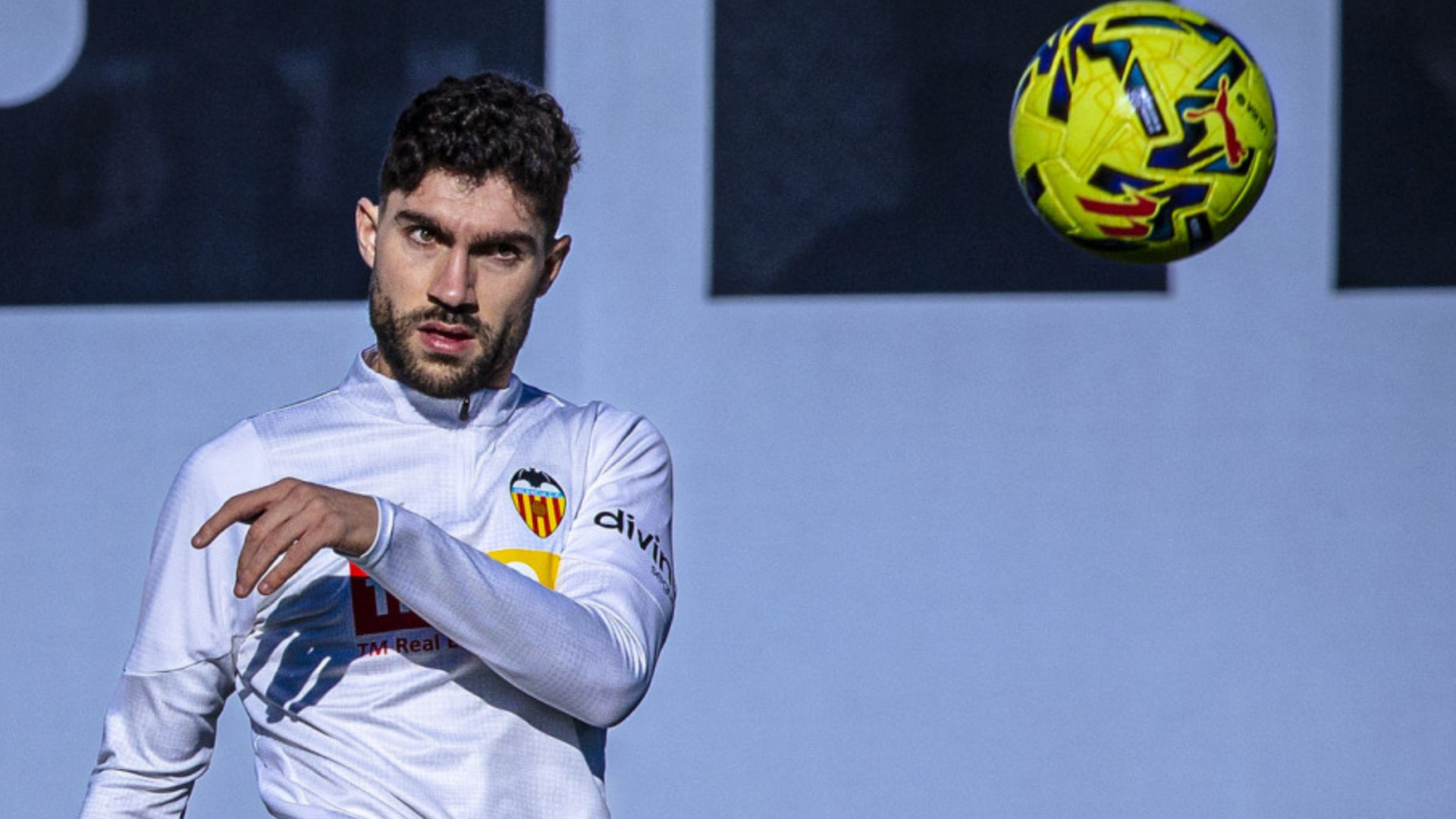 Unai Núñez entrenando con el Valencia CF