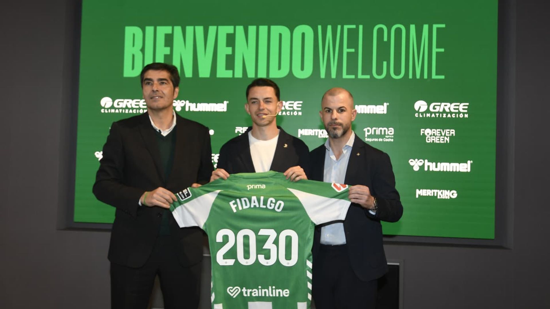 Álvaro Fidalgo, junto a Haro y Fajardo, en su presentación con el Betis Álvaro Fidalgo, junto a Haro y Fajardo, en su presentación con el Betis