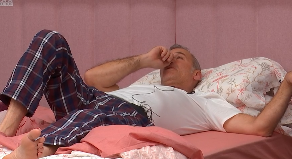 Carlos hablando solo