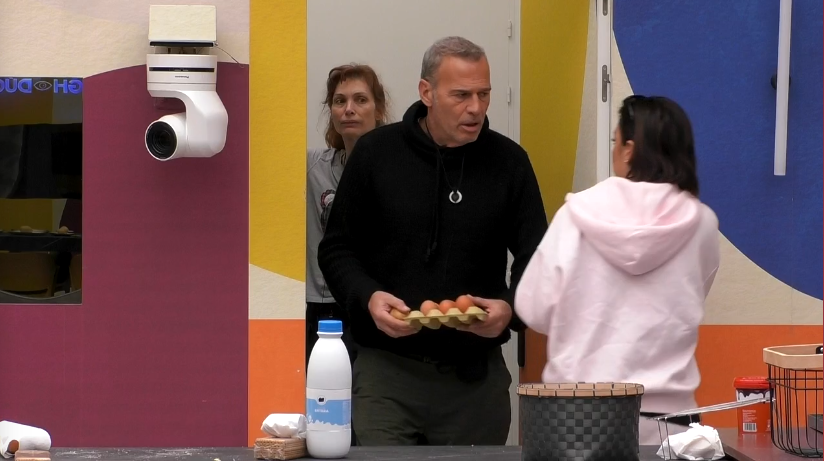 Carlos Lozano protegiendo sus diez huevos