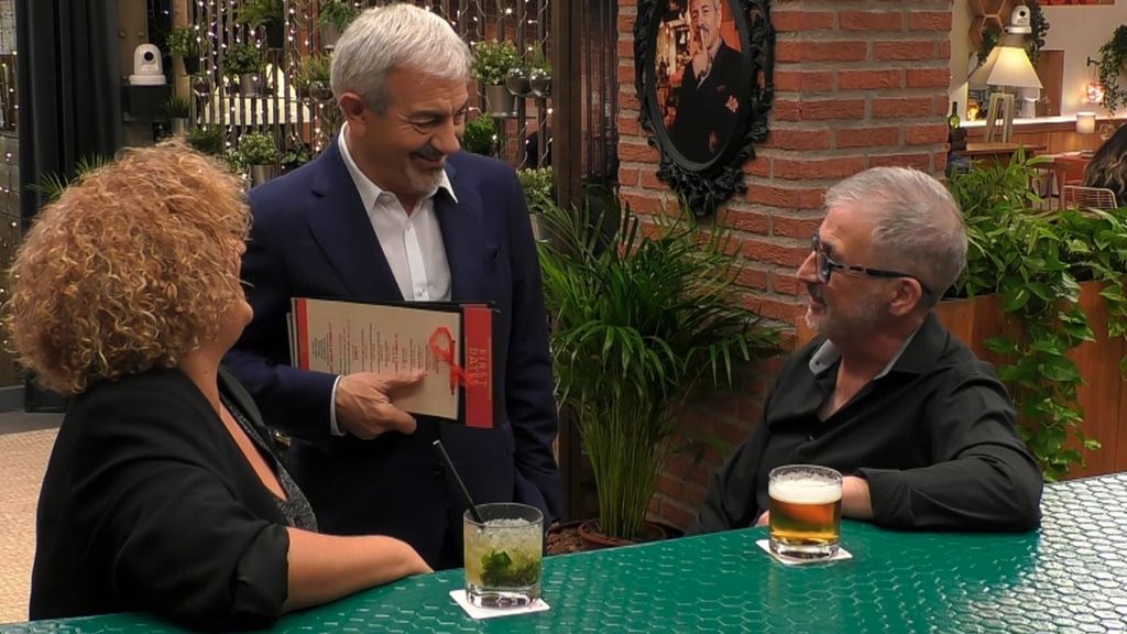 El curioso apodo de un soltero de 'First Dates' llama la atención de Carlos Sobera: "¿Es porque enseñabas el pito?"