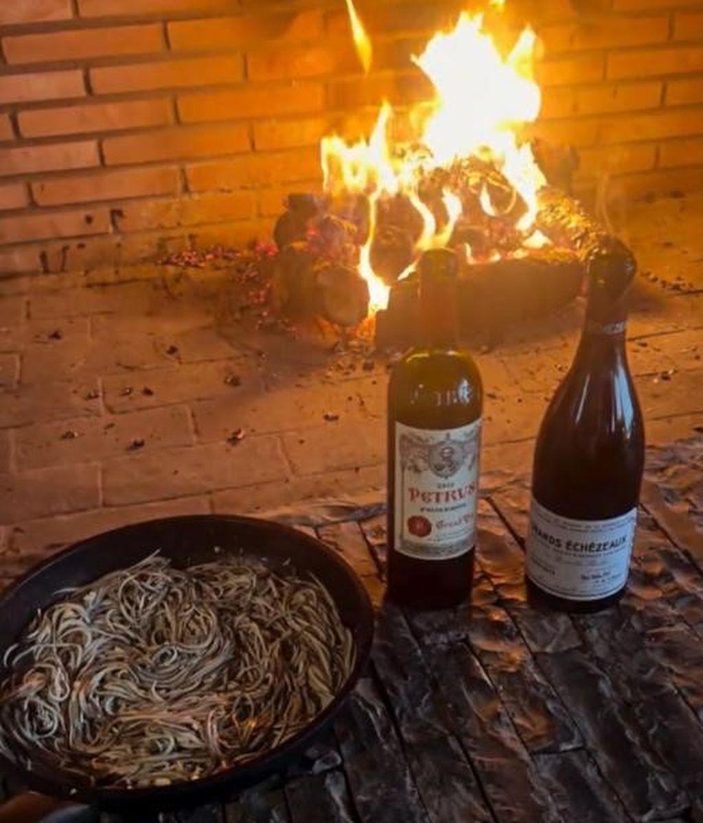 Dos de los vinos de Sergio Ramos junto a las angulas que cocinó