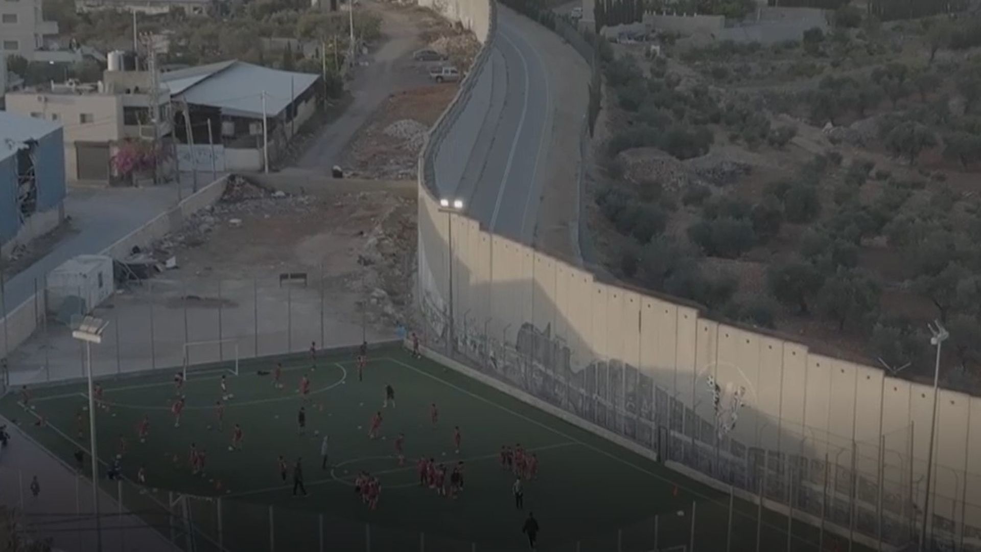 El campo de fútbol de Cisjordania donde los niños palestinos olvidan la guerra que Israel quiere demoler