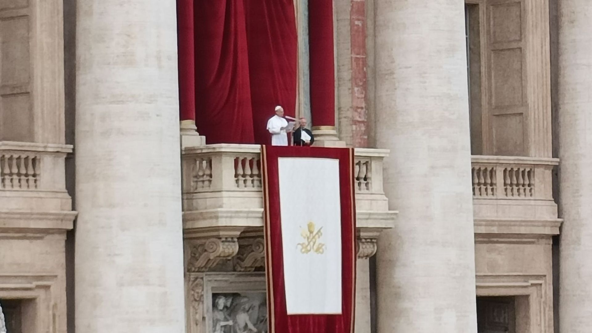 El Papa León XIV en su primer Regina Caeli, desde el balcón central de la Basílica de San Pedro