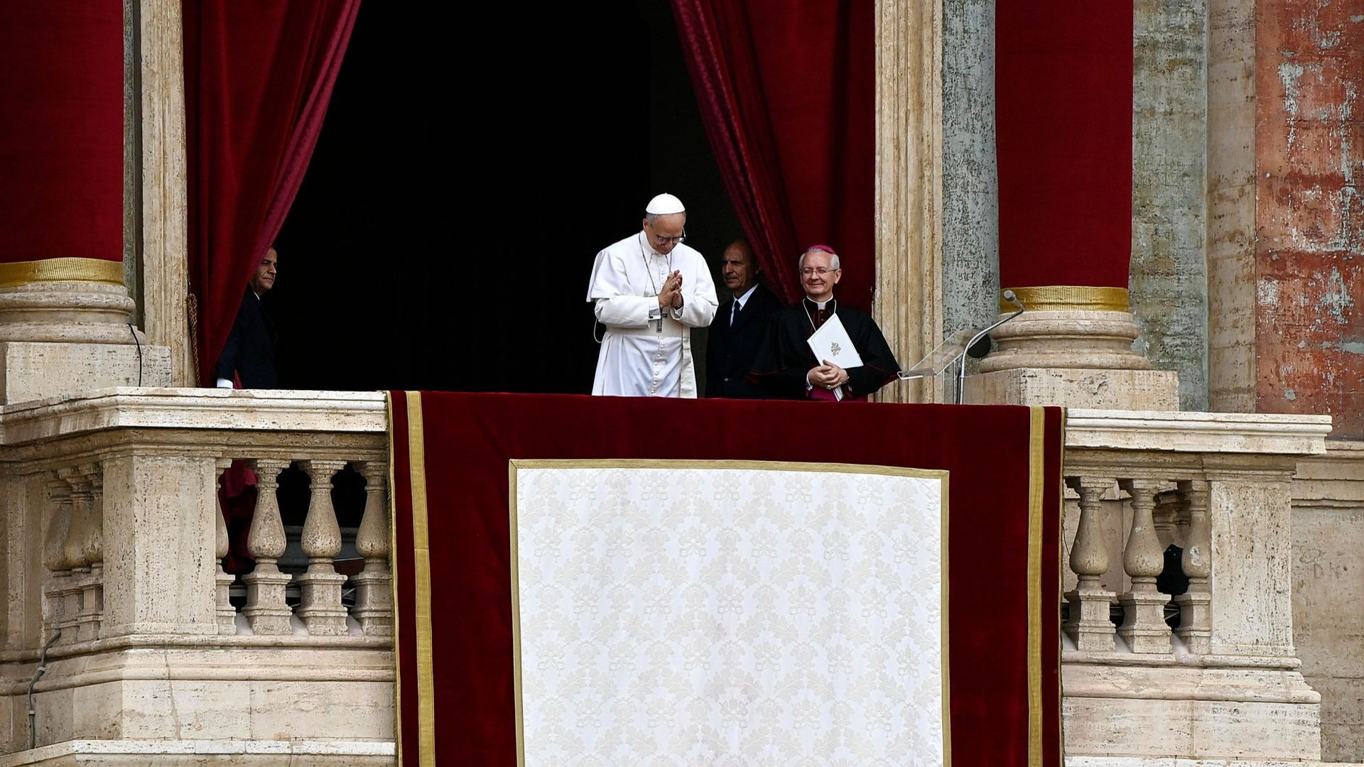 El papa León XIV en su primer Regina Caeli, desde el balcón central de la Basílica de San Pedro
