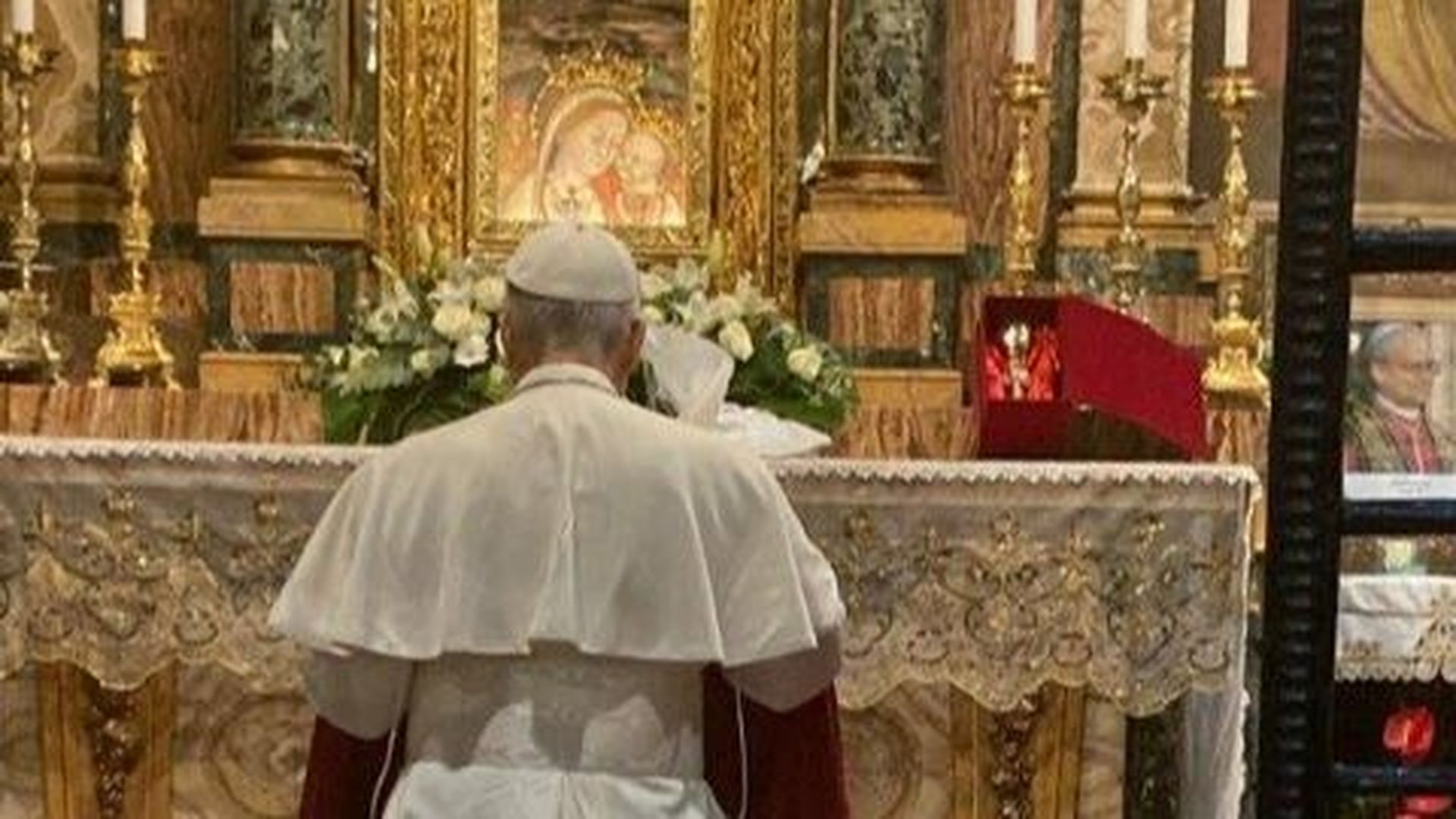 El papa León XIV rezando en el Santuario de la Madre del Buen Consejo