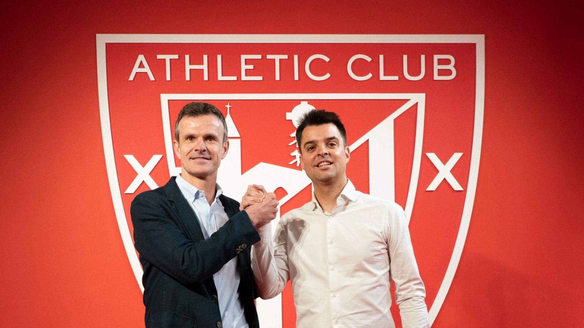 El presidente Jon Uriarte Uranga y Mikel González posan juntos en San Mamés