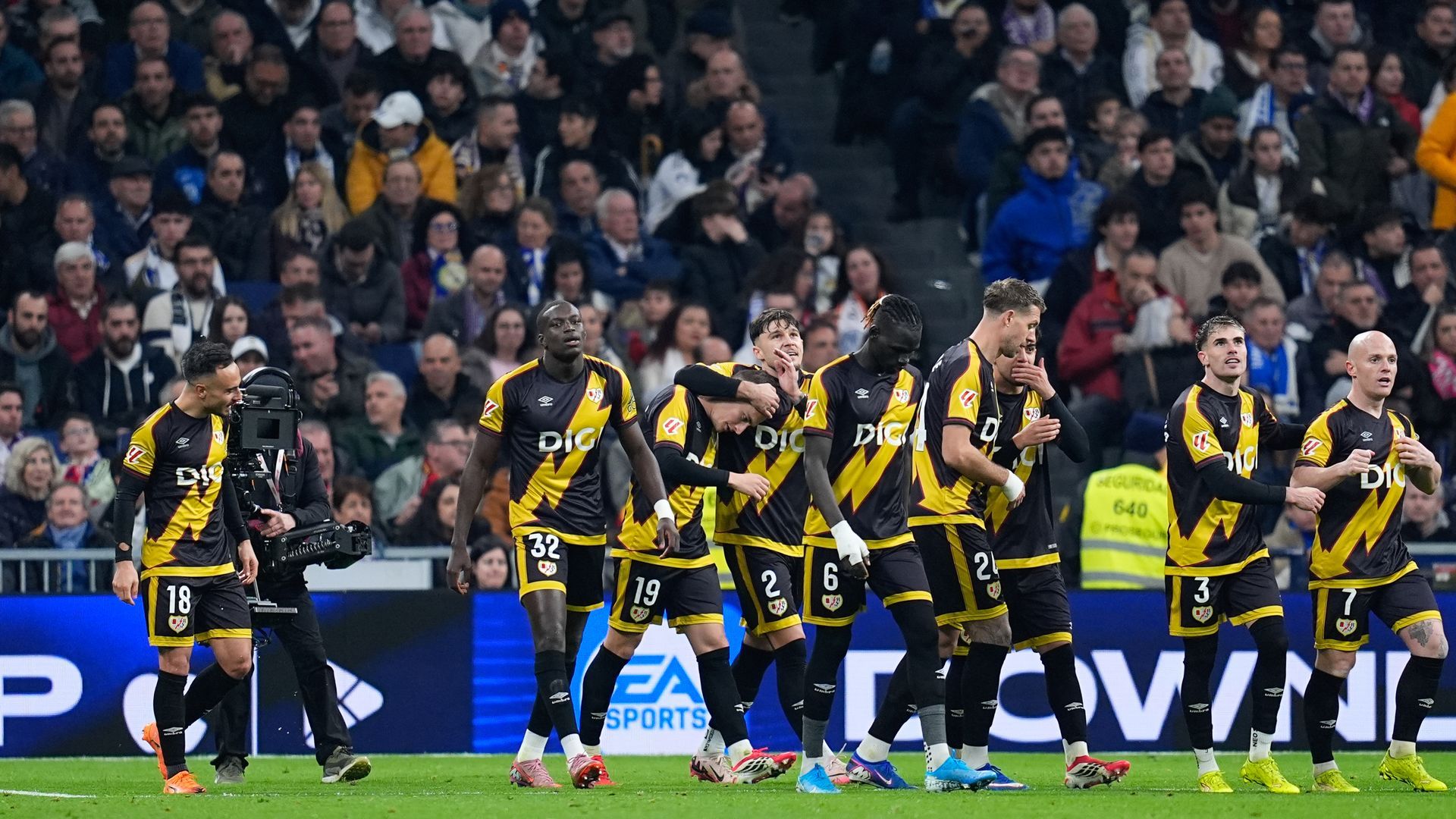 El Rayo celebrando su gol en el Bernabéu