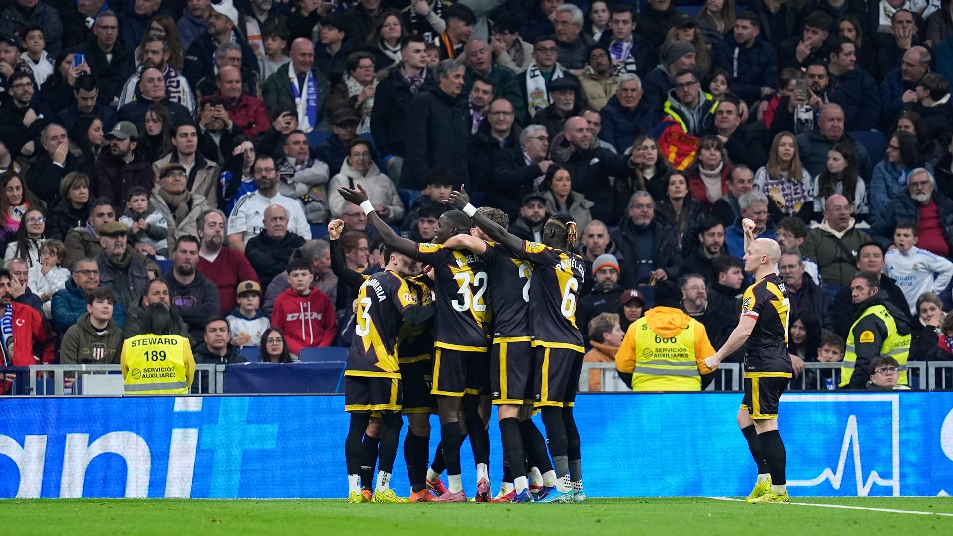 El Rayo Vallecano celebra en el Bernabéu El Rayo Vallecano celebra en el Bernabéu