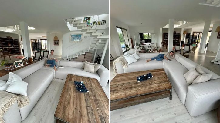 El sofá es el claro protagonista del salón