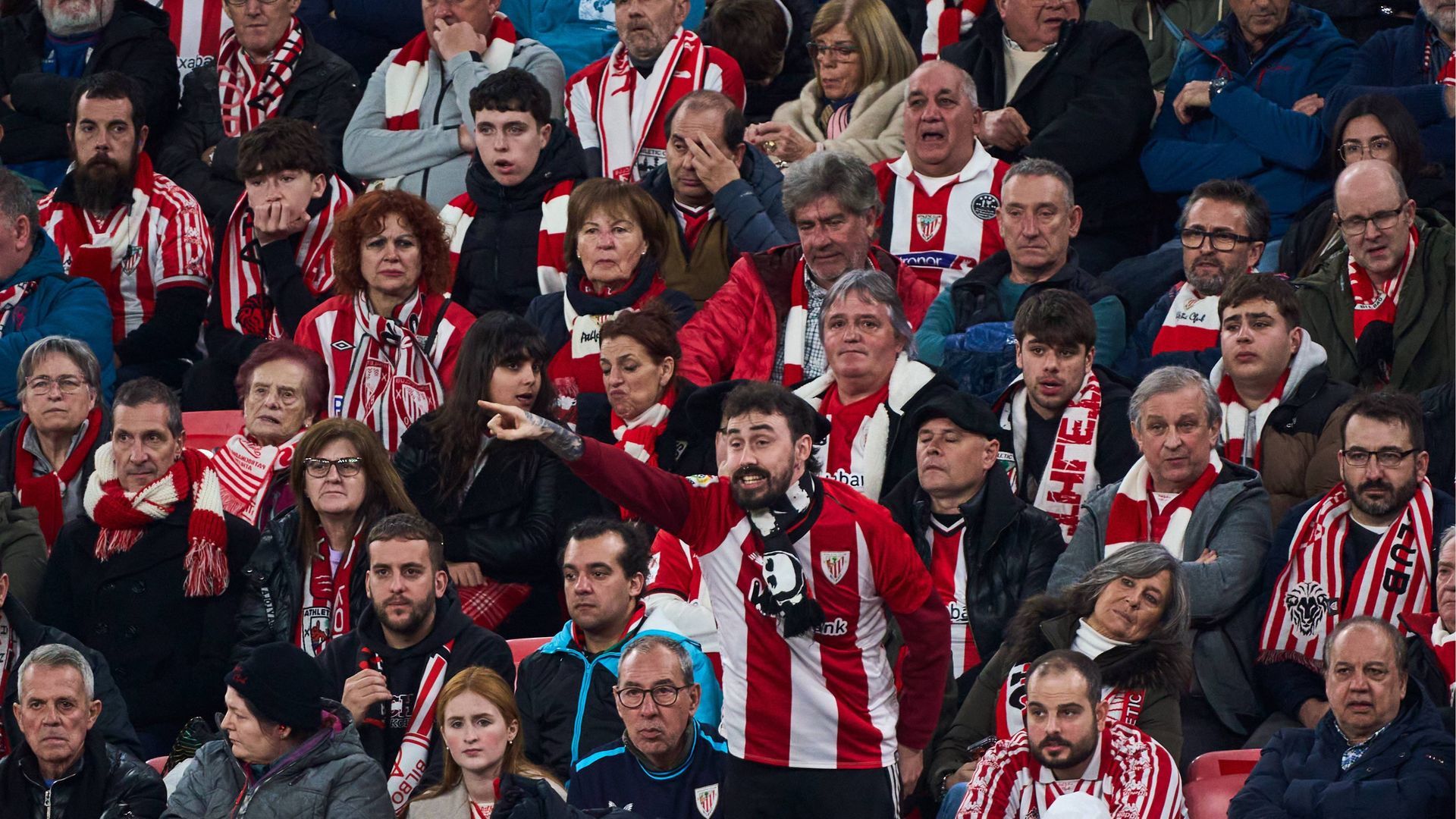 Aficionados del Athletic, durante el derbi ante la Real Sociedad