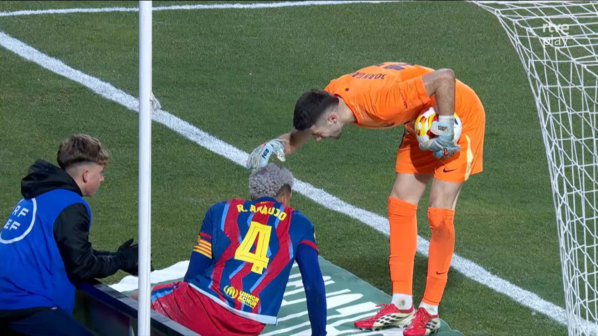 Joan García saluda a Araújo. Joan García saluda a Araújo.