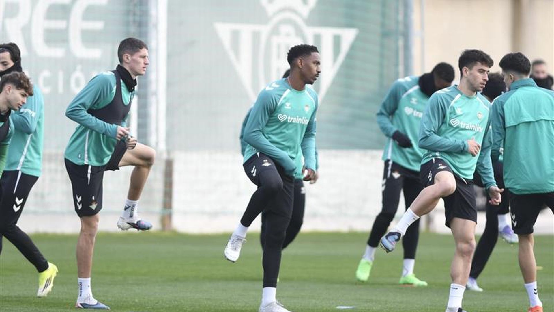 Junior Firpo hace carrera continua en el Betis