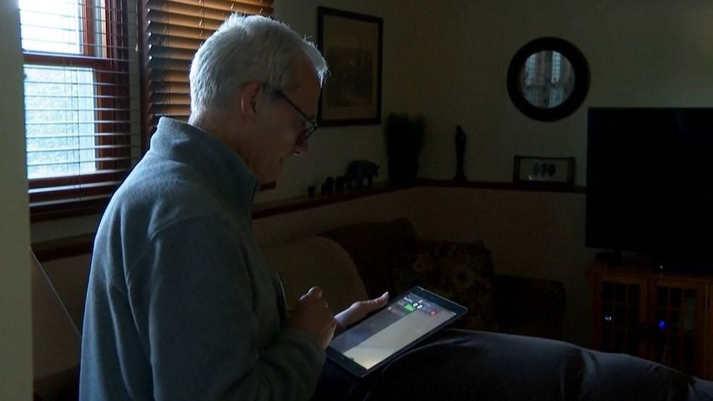 La anecdótica llamada del papa León XIV a su hermano ante las cámaras: el pontífice le reprocha que conteste a sus llamadas