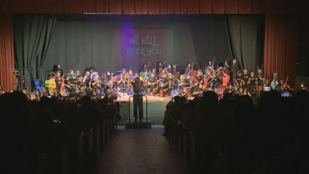 La Orquesta Son das Flores, de Vigo, versiona el "We will rock you" de Queen