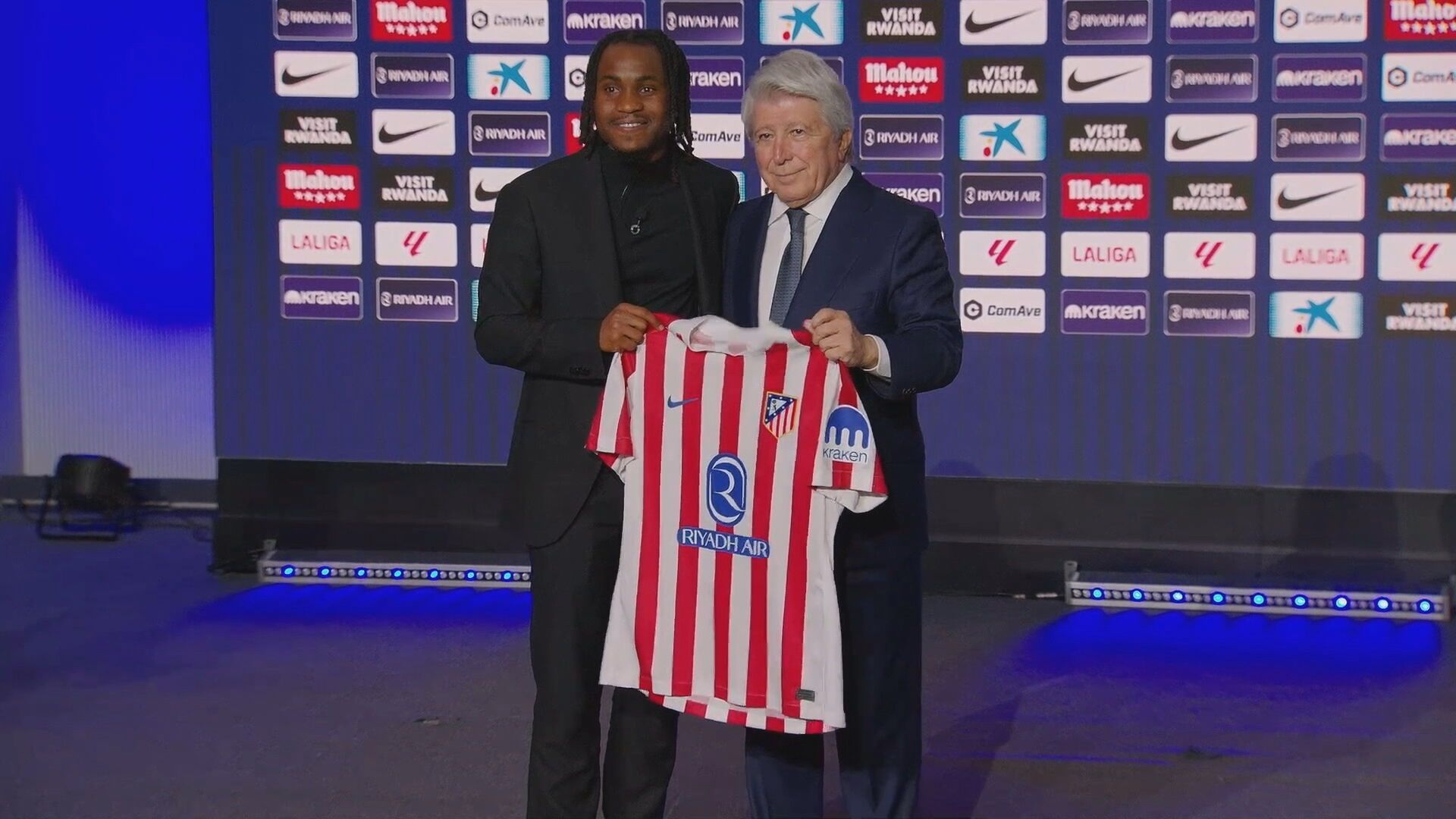 Lookman y Cerezo en la presentación del delantero Lookman y Cerezo en la presentación del delantero