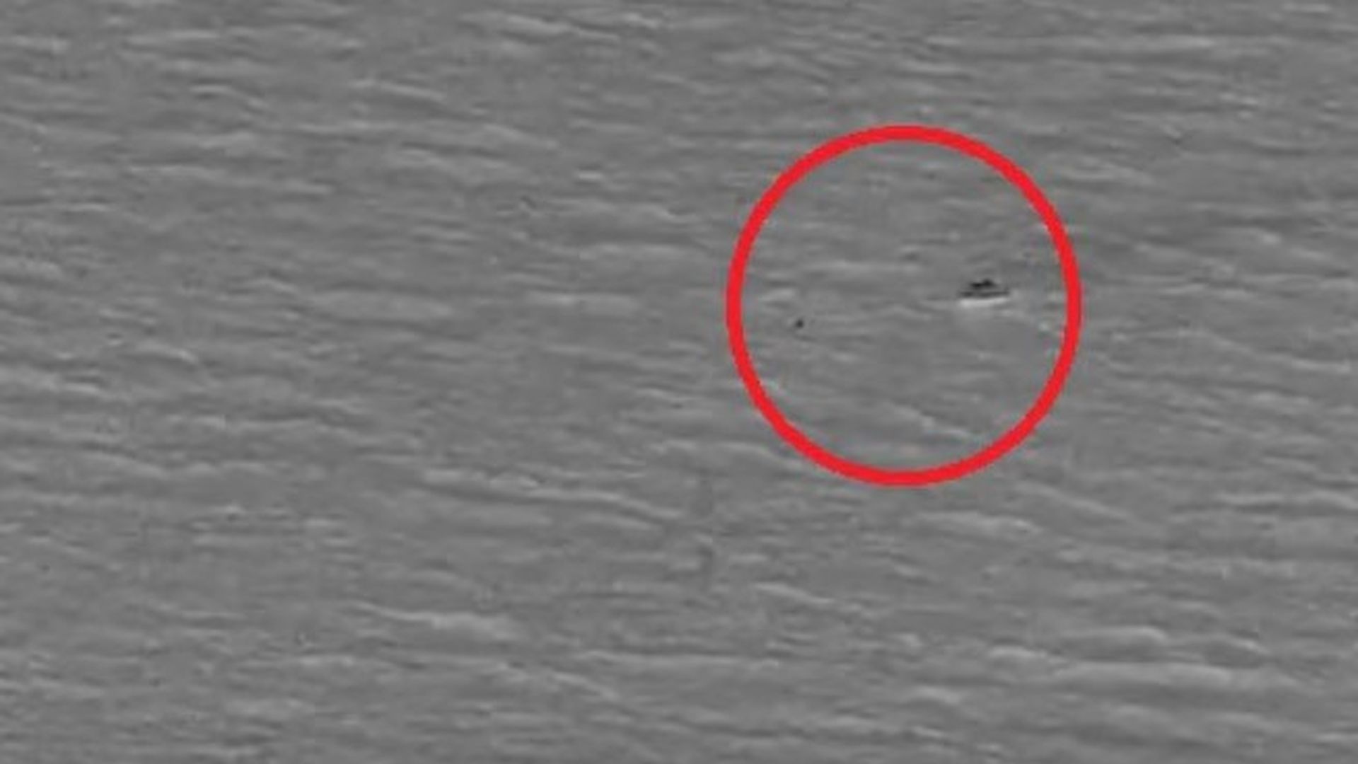 Los equipos de rescate localizacion a la familia en medio del mar