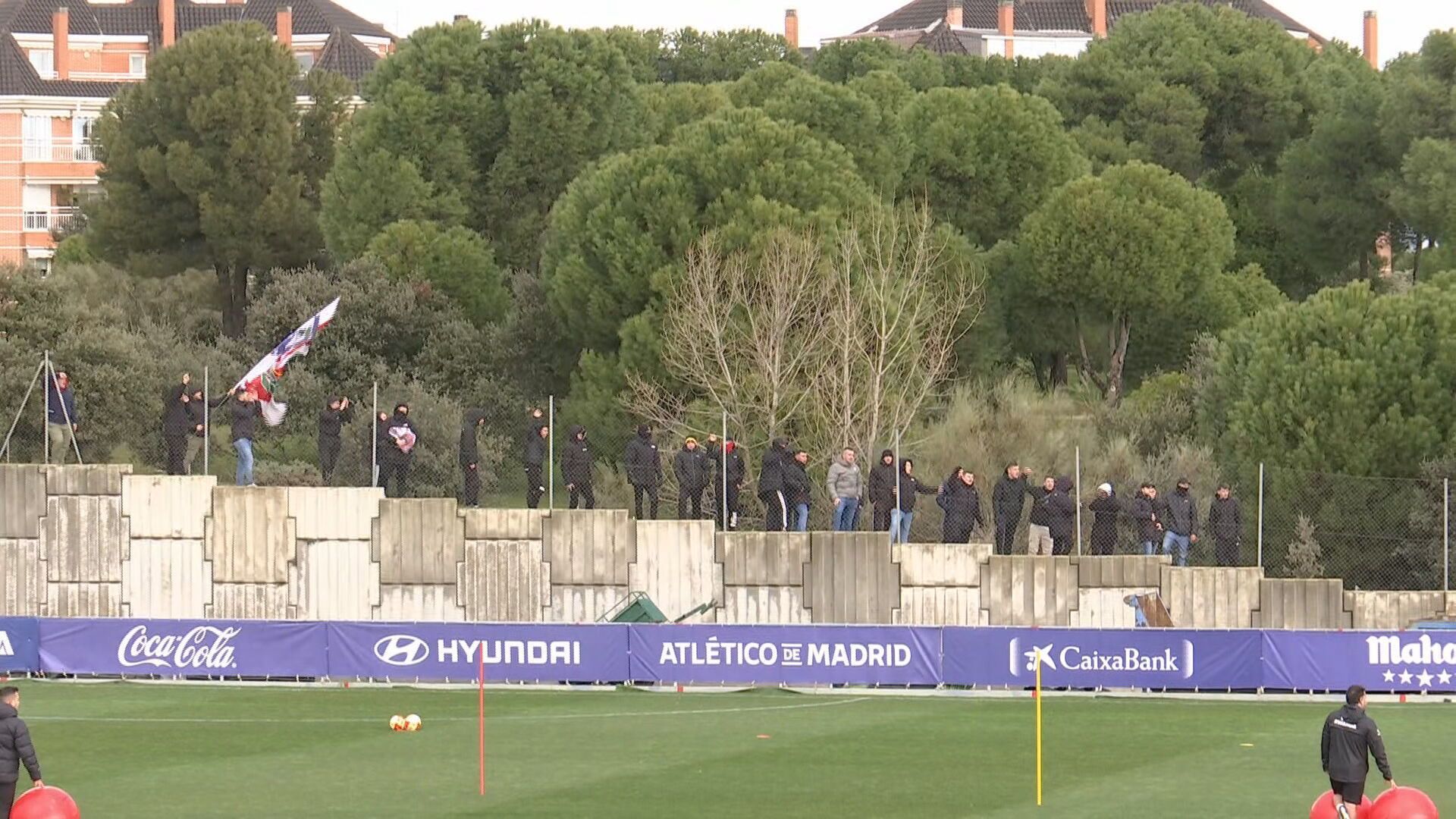 Los ultras del Frente Atlético en el entrenamiento del Atlético de Madrid