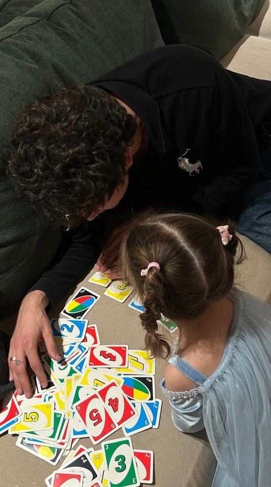 Lucas Bojanich con Gia, la hija pequeña de Violeta Mangriñán y Fabio Colloricchio