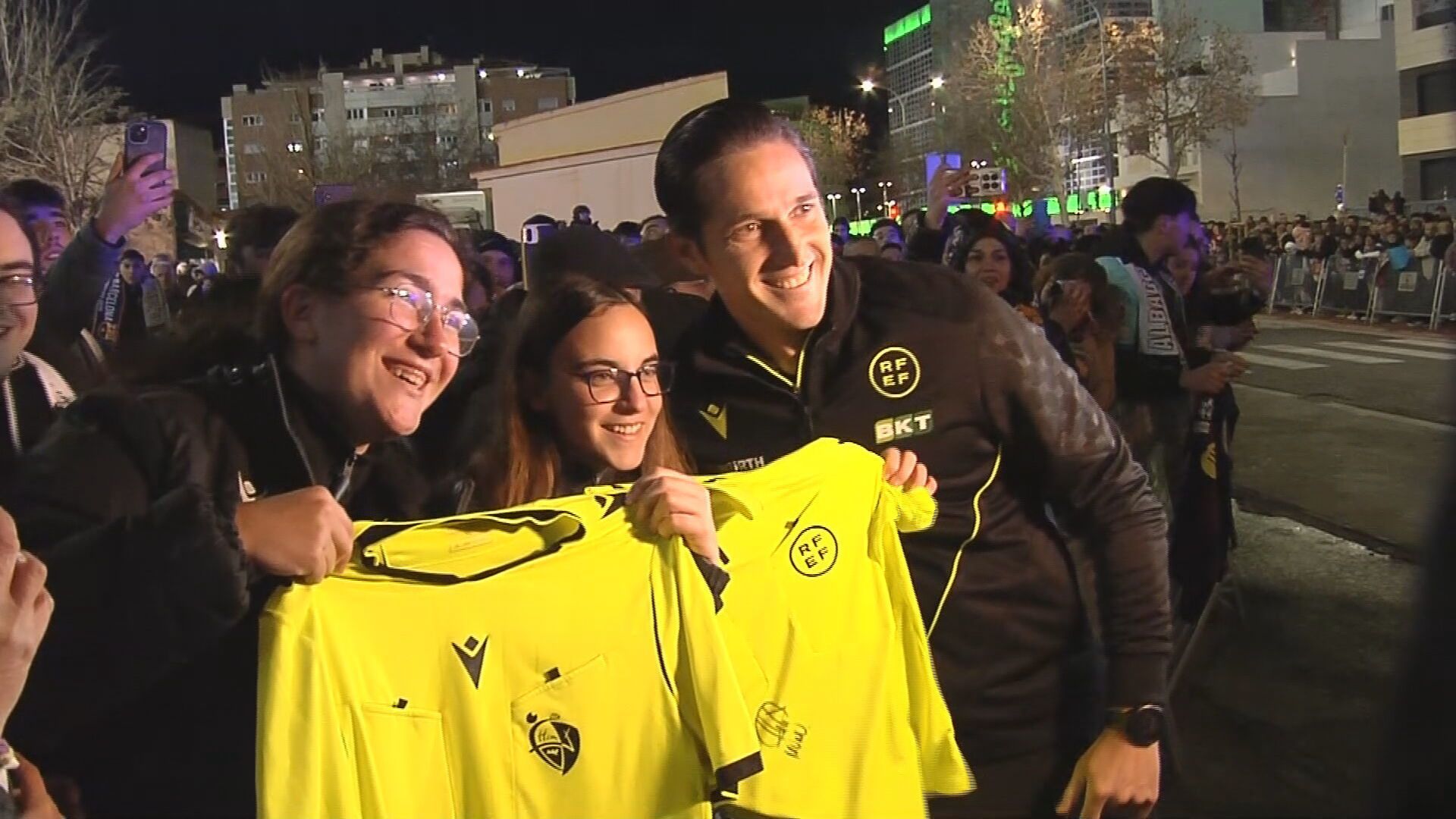 Munuera Montero atendió a fans en las puertas del Carlos Belmonte