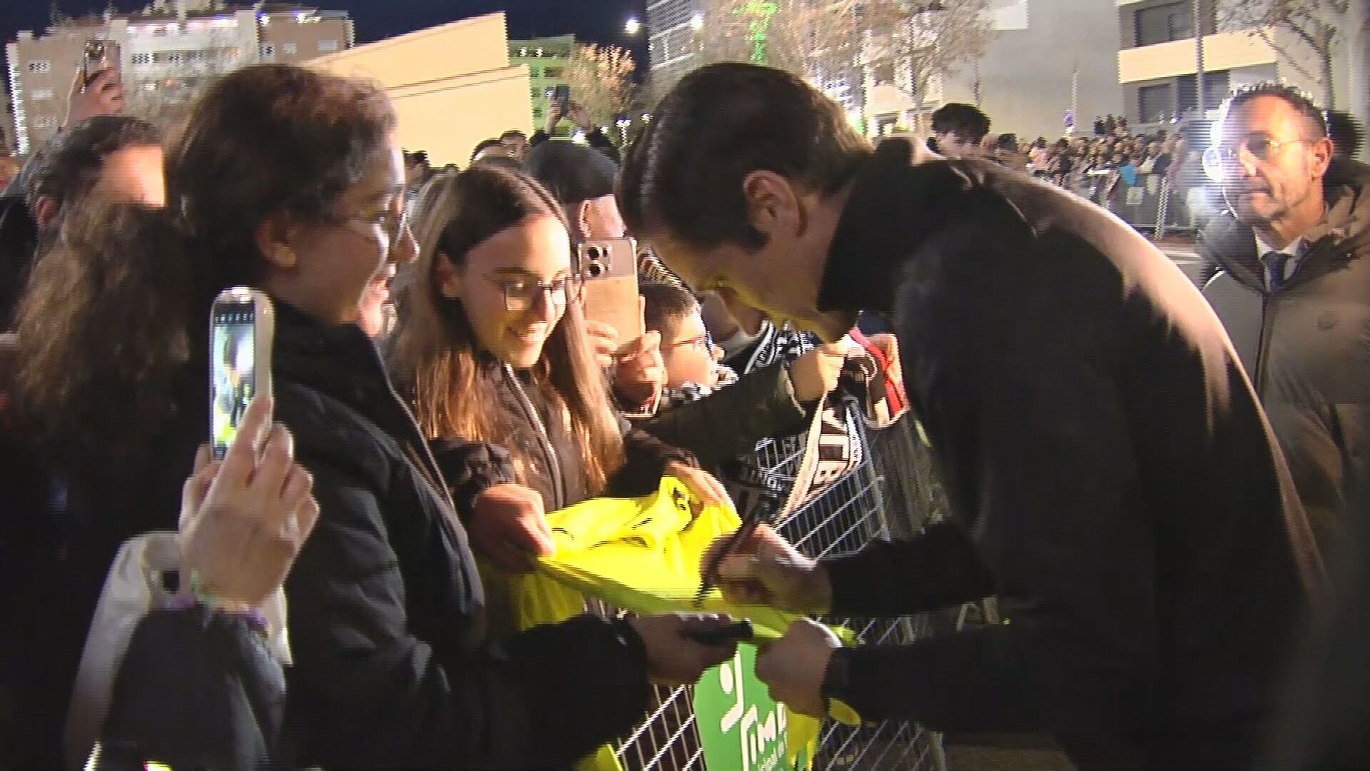 Munuera Montero firmando autógrafos fuera del Carlos Belmonte Munuera Montero firmando autógrafos fuera del Carlos Belmonte