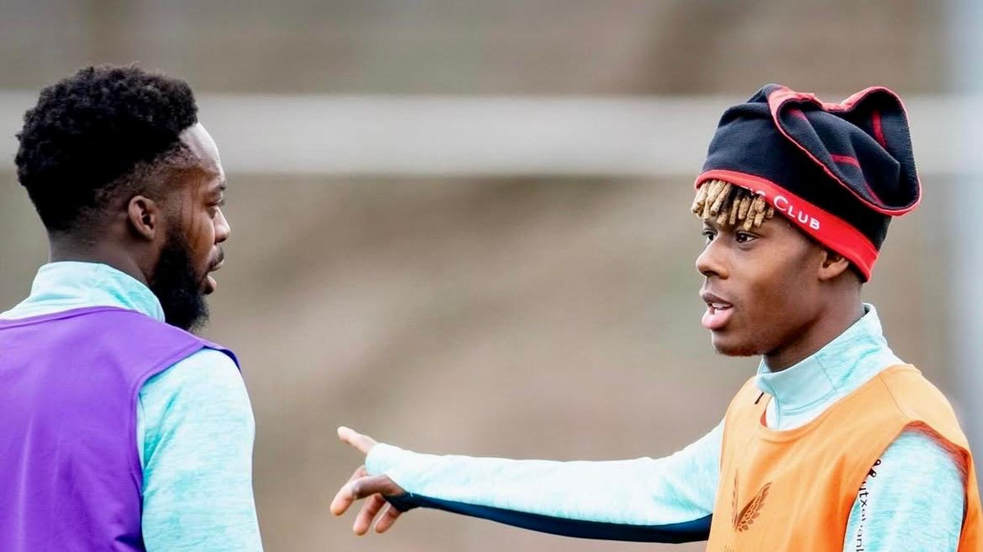 Nico Williams habla con su hermano Iñaki en un entrenamiento en Lezama