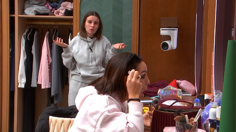 Sandra Barrios y Anita Williams en el vestidor