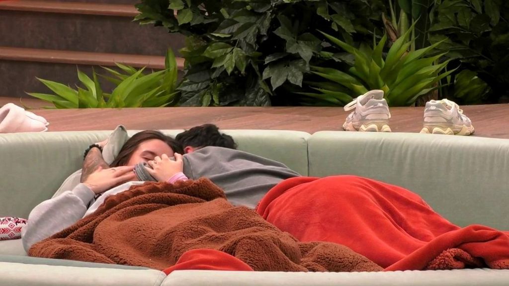 Juanpi Vega consuela en 'GH DÚO' a Sandra Barrios al verla llorar al pensar en su novio