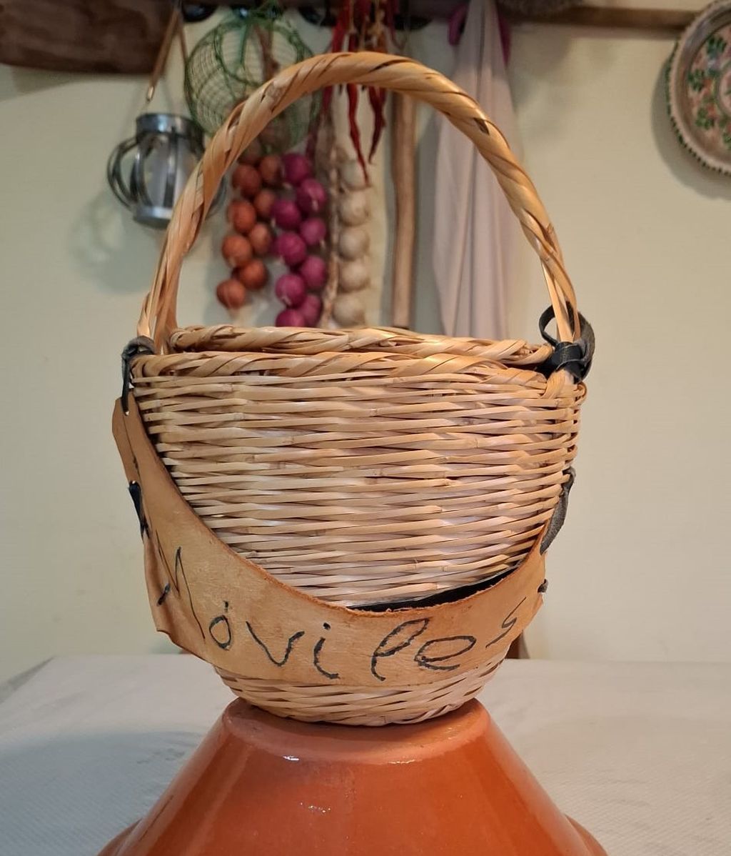 El cesto donde guardan los móviles hasta después de comer